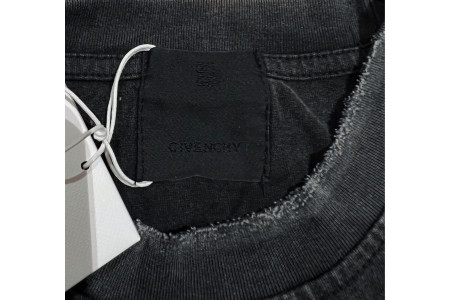 GIVENCHY T-SHIRT